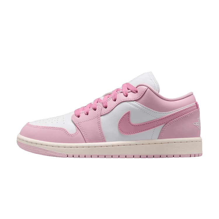 Jordan 1 Low Iced Carmine White, zijaanzicht met roze en wit leer, Jumpman-logo en crèmekleurige zool