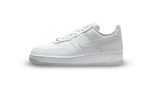 Nike Air Force 1 '07 Next Nature White Metallic Silver, zijaanzicht witte sneaker met metallic zilveren swoosh