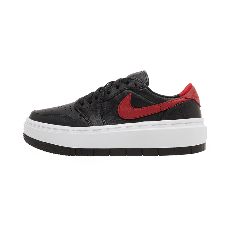 Jordan 1 Elevate Low Black Gym Red White, zijaanzicht met zwart leer, rood Swoosh-logo en witte platform zool