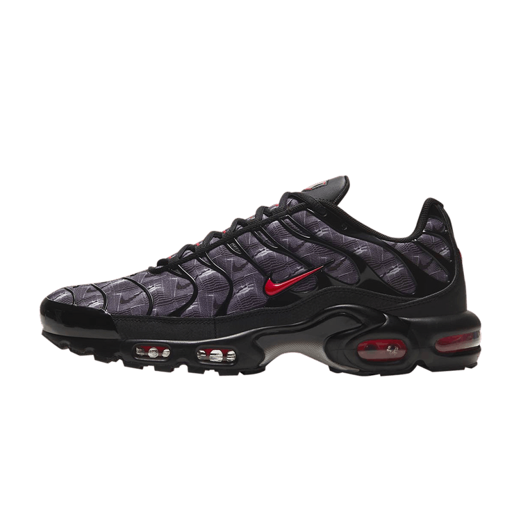 Nike Air Max Plus Topography Pack zijaanzicht met gestitcht patroon, rood Swoosh logo en rode Air Max zooldetails op zwart