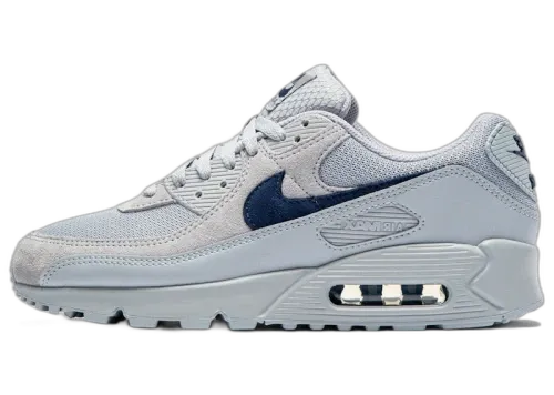 Nike Air Max 90 Wolf Grey Midnight Navy, zijaanzicht van grijze sneaker met donkerblauwe swoosh en zichtbare Air Max zool