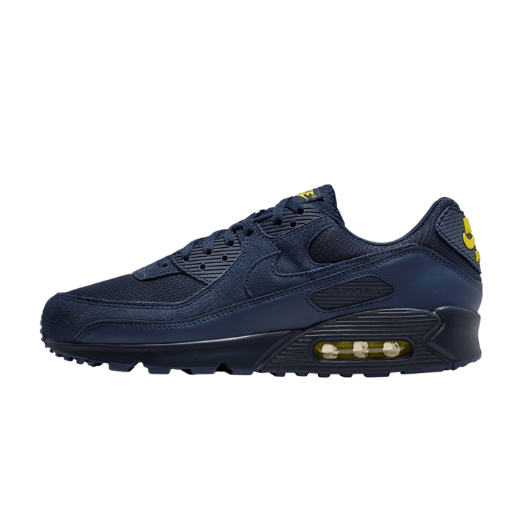 Nike Air Max 90 Obsidian Lightning, zijaanzicht met donkerblauwe suède, gele Air-eenheid en Air Max-zool