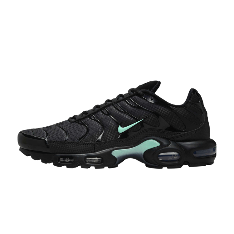 Nike Air Max Plus Black Mint Green, zijaanzicht met zwart mesh bovenwerk, mint groene swoosh en zoolunit met Air Max-bellen