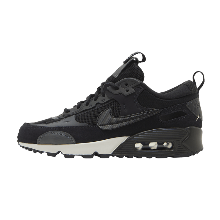 Nike Air Max 90 Futura Black, zijaanzicht met zwart suède, mesh en grijs swoosh logo, witte zool met zichtbare Air Max unit