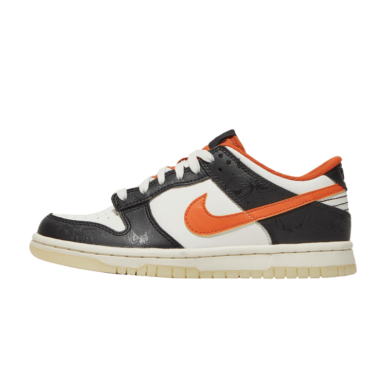 Nike Dunk Low PRM Halloween (2021) (GS) zijaanzicht met zwart-wit leer, oranje Swoosh en cream zool