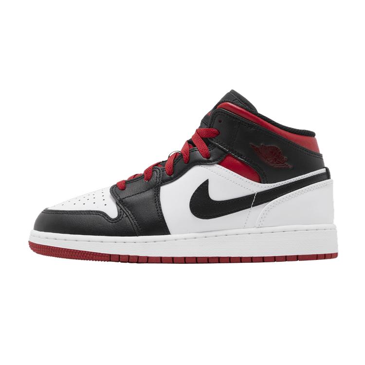 Jordan 1 Mid Gym Red Black Toe (GS) zijaanzicht, zwart en wit leer met rode accenten en rode veters