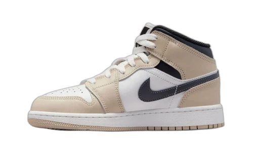 Jordan 1 Mid White Off Noir Rattan (GS) zijaanzicht met beige, wit en zwart leer en Nike Swoosh logo
