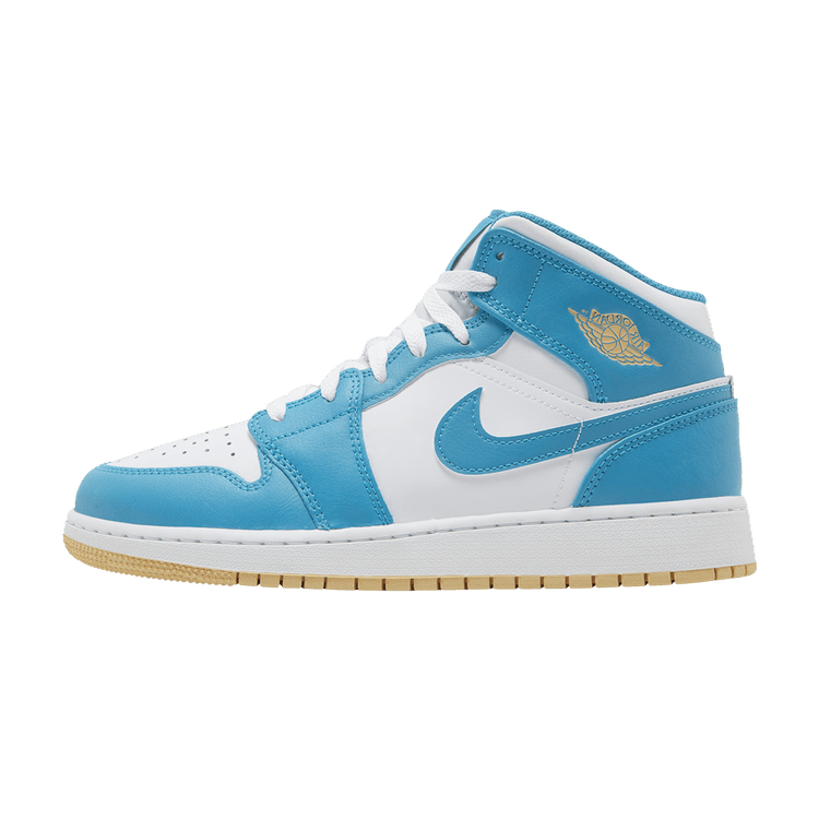 Jordan 1 Mid Aquatone (GS) zijaanzicht, blauw en wit leer met gouden zool en Swoosh, witte veters