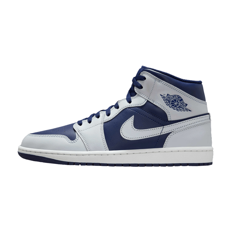 Jordan 1 Mid Blue Void zijaanzicht, wit en donkerblauw leer met Nike Swoosh en textuur zool
