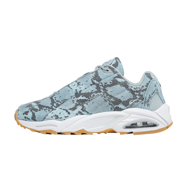 Nike Hot Step Air Terra Drake NOCTA Snakeskin Light Pumice zijaanzicht met blauwe snakeskin-print en witte zool