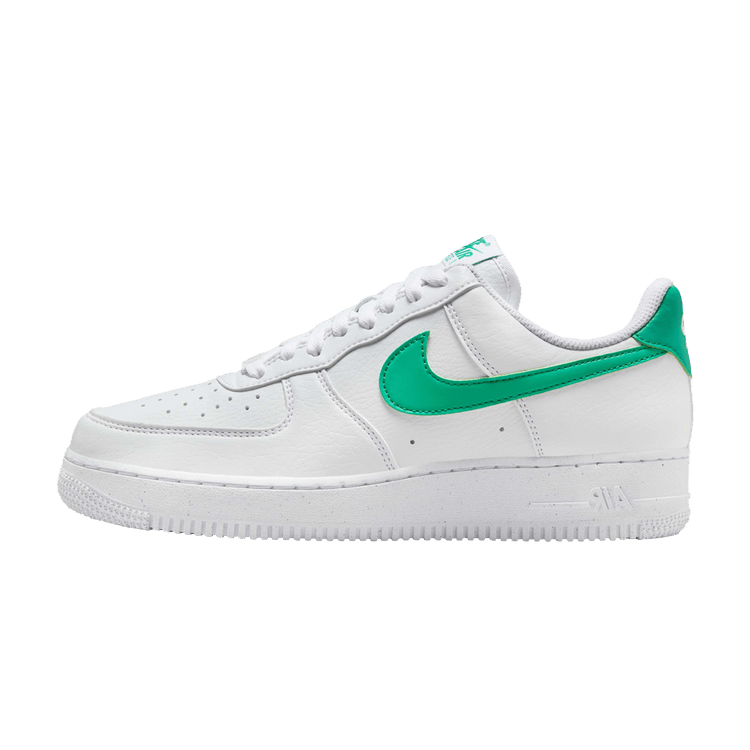 Nike Air Force 1 '07 Next Nature White Stadium Green, zijaanzicht met witte leren bovenkant en groen swoosh-logo