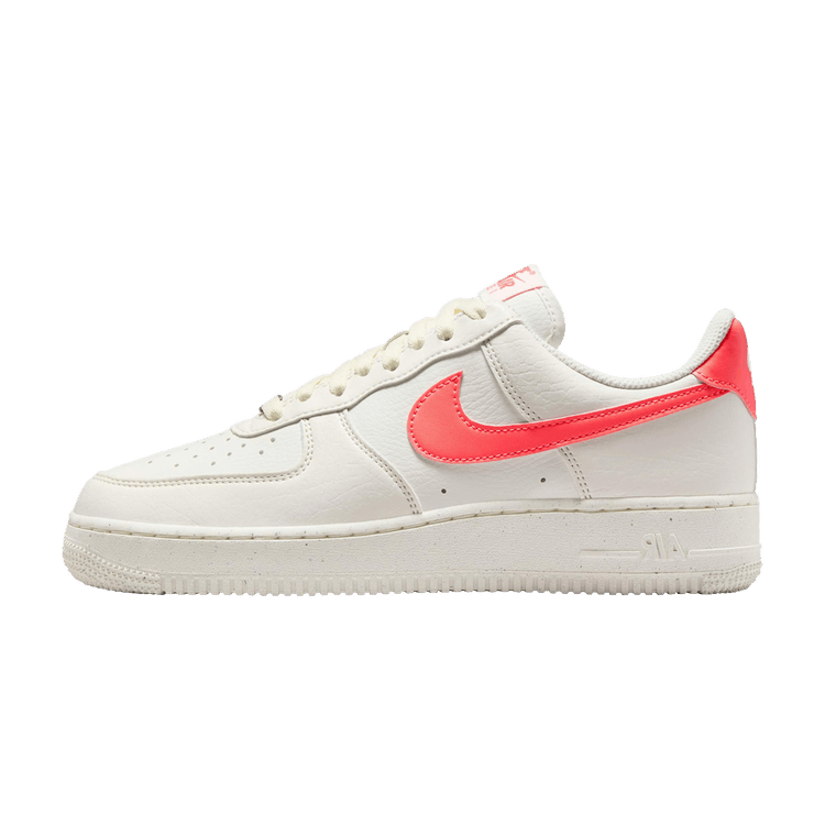 Nike Air Force 1 '07 Next Nature Sail Hot Lava zijaanzicht, wit leer met neon rood Swoosh logo en zool