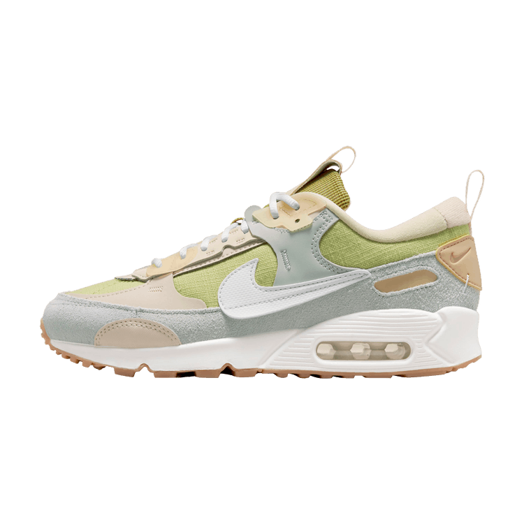 Nike Air Max 90 Futura Buff Gold Light Green zijaanzicht met grijs suède, limoen mesh, wit swoosh en witte zool