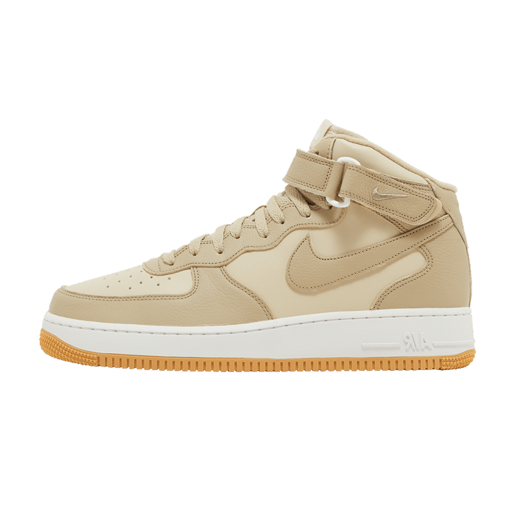 Nike Air Force 1 Mid '07 LX Limestone, zijaanzicht met beige leren bovenwerk, witte zool en gele rubberen rand