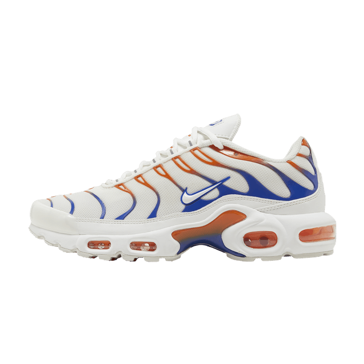 Nike Air Max Plus Knicks zijaanzicht met wit mesh, blauw en oranje welfstiksels, rode Air Max unit