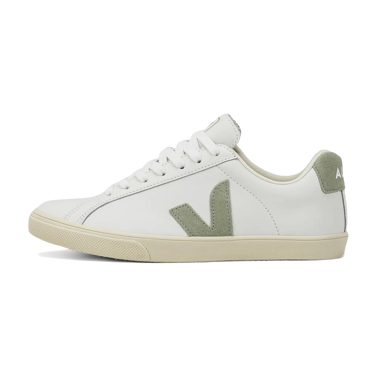Veja Esplar White Clay zijaanzicht met wit leer, groengrijs suèdelogo en crèmekleurige zool