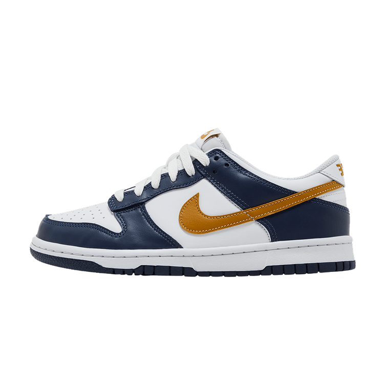 Nike Dunk Low Midnight Navy Wheat (GS) zijaanzicht, witte en donkerblauwe leercombinatie met goud Nike Swoosh en witte veters