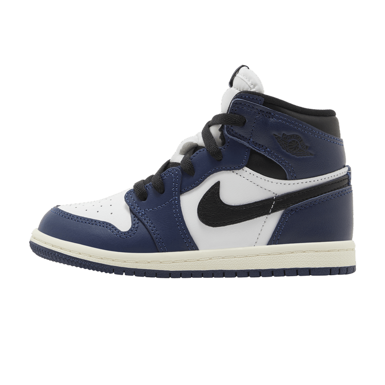 Jordan 1 Retro High OG Midnight Navy (TD), driekwart aanzicht met donkerblauwe en witte leren panels