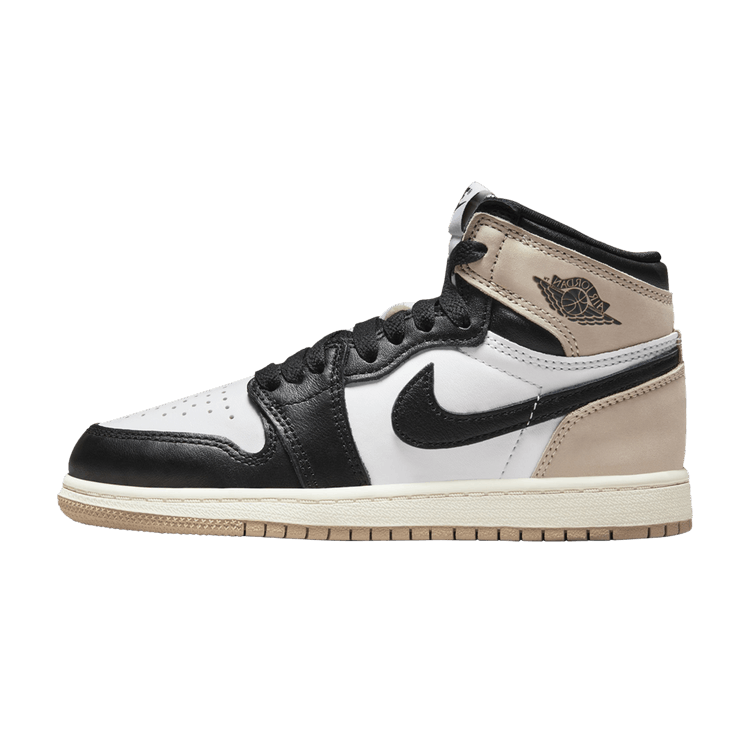 Jordan 1 Retro High OG Latte (PS) zijaanzicht met zwart-witte bovenkant, beige hiel en creme zool