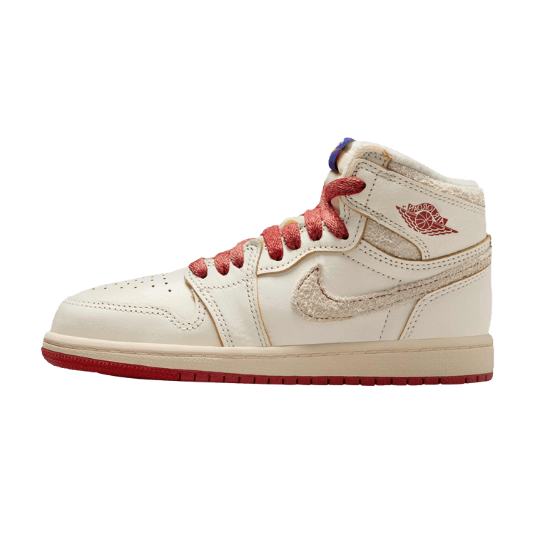 Jordan 1 Retro High OG Rare Air Sail Cinnabar, zijaanzicht met crèmekleurig leer, rode vetersluiting en rode zool