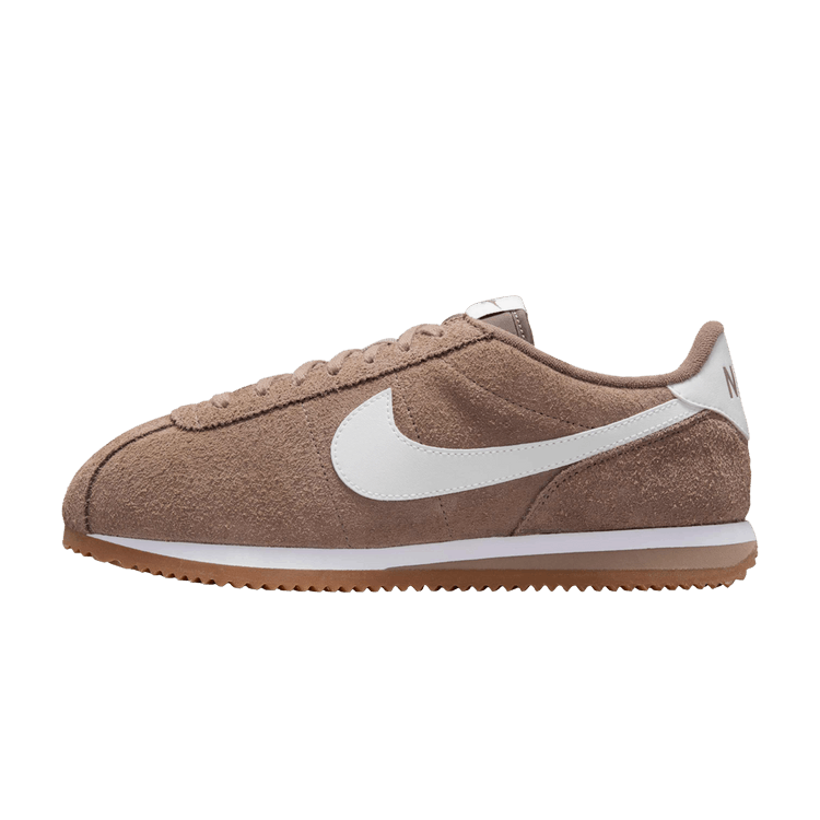 Nike Cortez Vintage Medium Curry, zijaanzicht met suède taupe upper, wit swoosh-logo en geribbelde zool