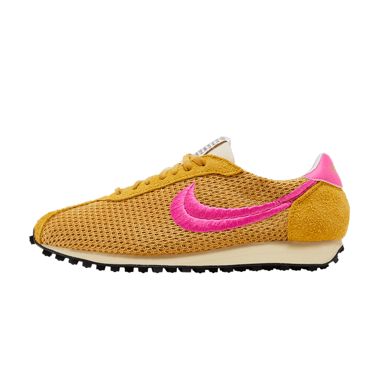 Nike LD-1000 SP Stussy Sanded Gold zijaanzicht met geel mesh bovenwerk, neon roze swoosh en zwarte wafelzool