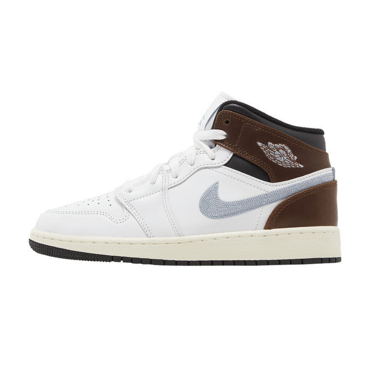 Jordan 1 Mid SE White Brown Blue Grey (GS), zijaanzicht met witte en bruine leren panelen, blauwe Swoosh