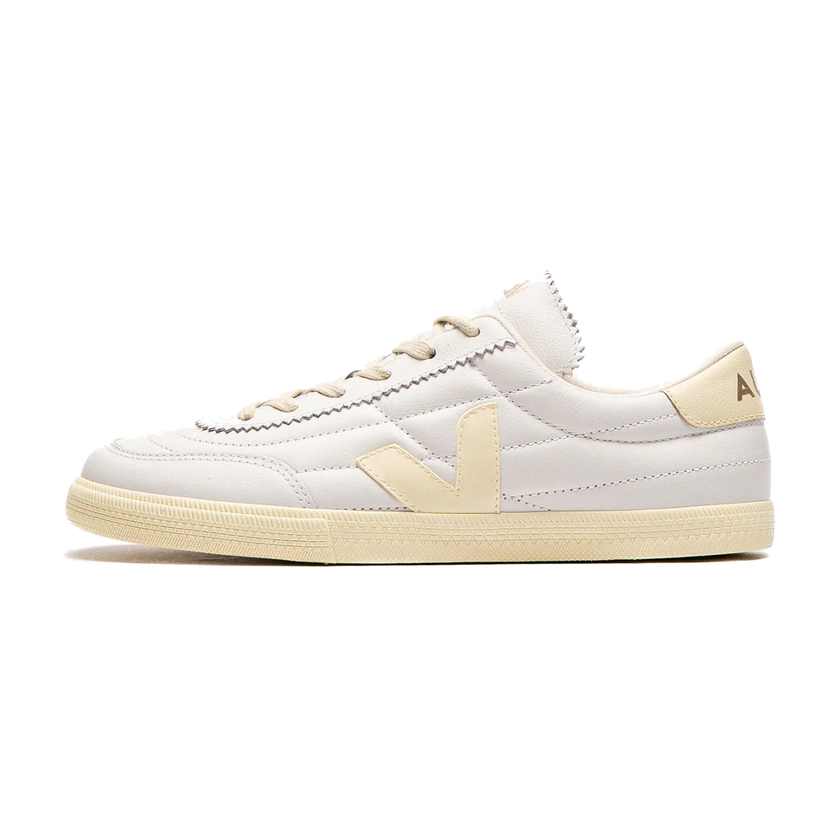 Veja Panenka O.T. Leather White Calcaire, zijaanzicht met wit leer, crème zool en contrasterende gele V-logo