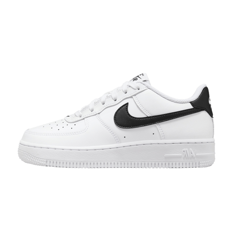 Nike Air Force 1 Low White Black (2024) (GS) zijaanzicht, wit leer met zwart Swoosh-logo en witte zool