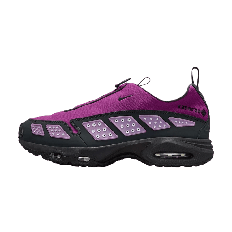 Nike Air Max Sunder Gore-Tex Bold Berry zijaanzicht met paars bovenwerk, zwarte zool en studiodsdetails studs op middenvoet