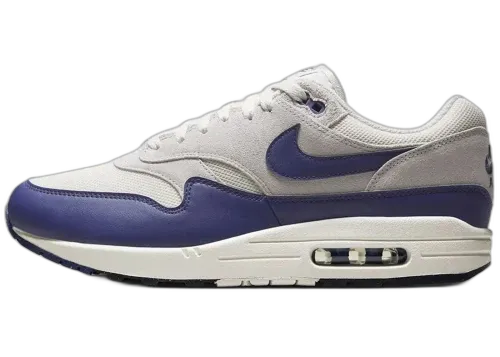 Nike Air Max 1 Essential Phantom Sanded Purple, zijaanzicht met paarse en grijze kleurvlakken, zichtbare Air-eenheid