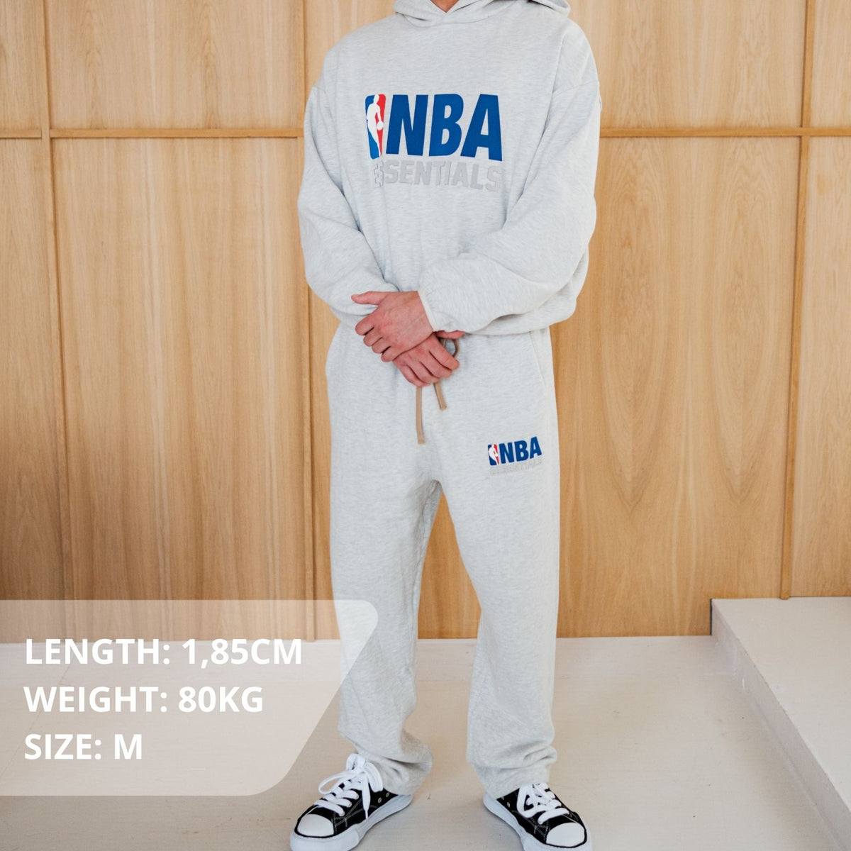 Fear Of God Essentials NBA Light Heather Hoodie, gedragen volledig outfit met hoodie en joggingbroek met NBA-logo in grijs