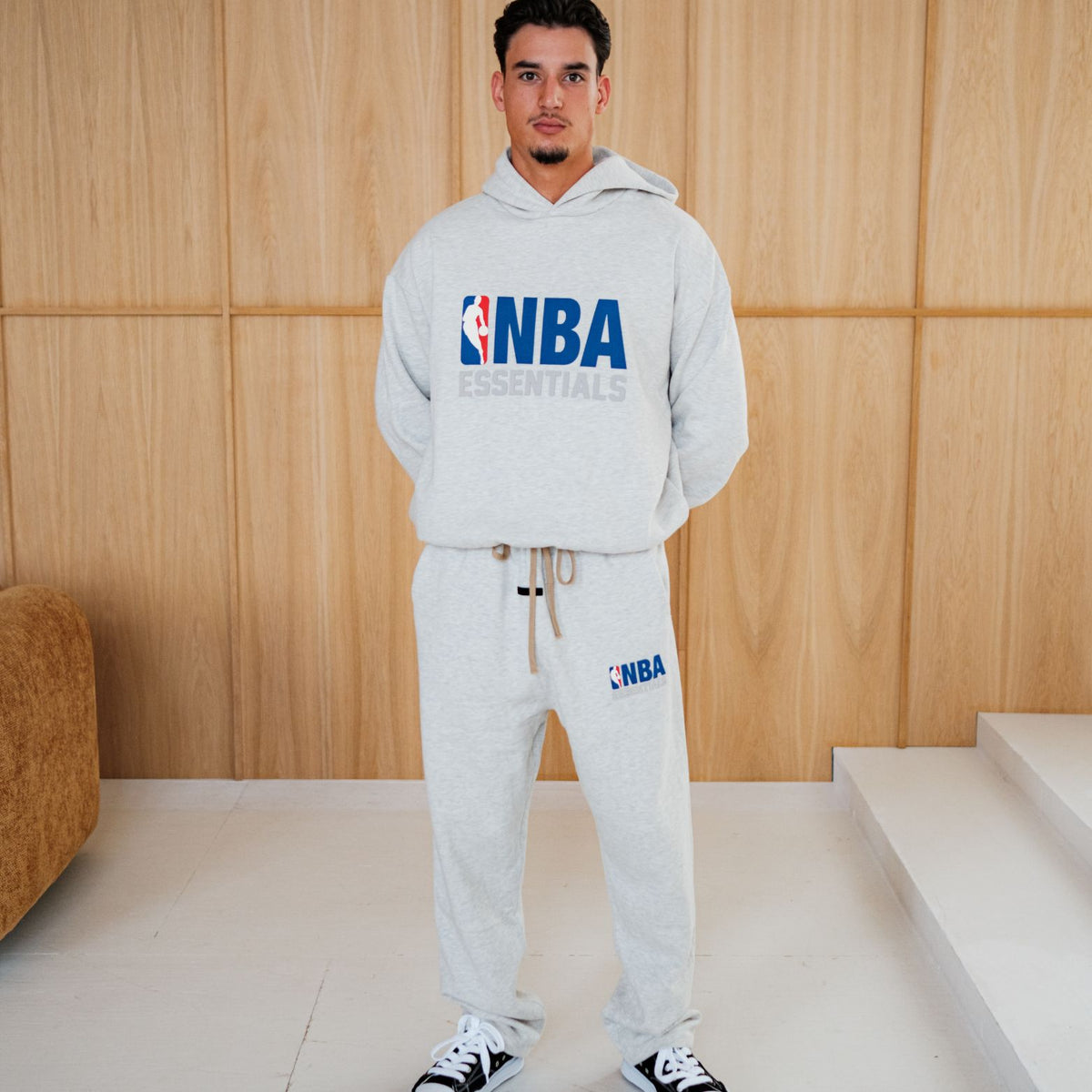 Fear Of God Essentials NBA Light Heather Full set, vooraanzicht gedragen set met hoodie en joggingbroek in lichtgrijs