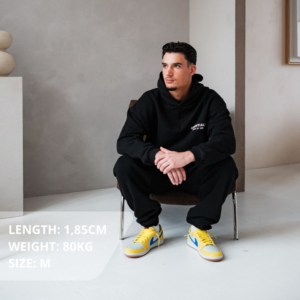 Fear of God Essentials FW24 Black White Full set, gedragen met gele en blauwe sneakers, zijaanzicht