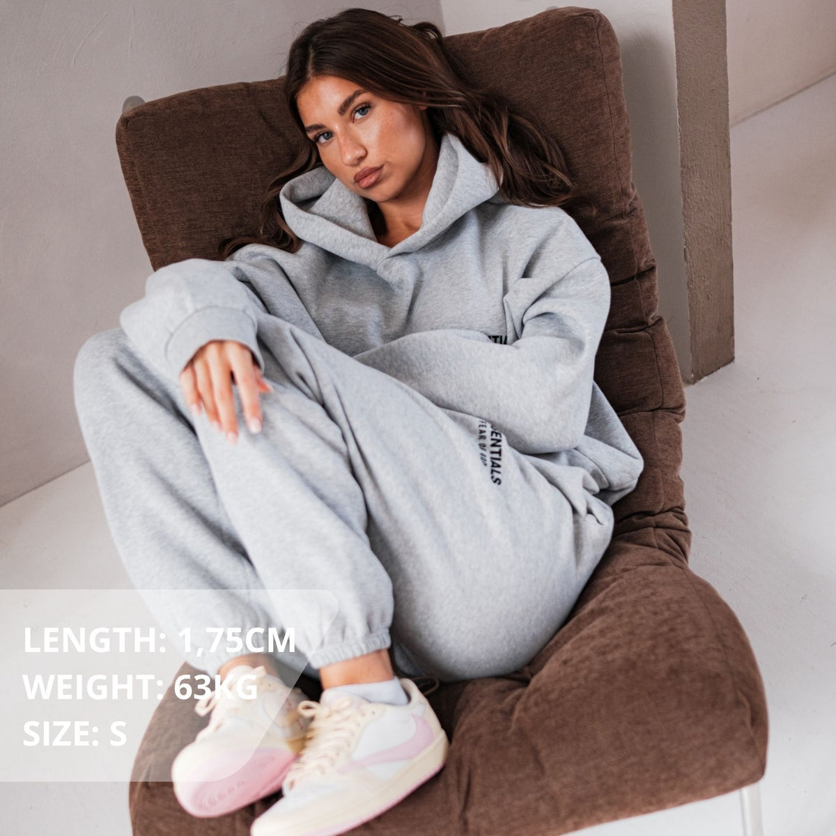Fear of God Essentials FW24 Light Heather Full set, gedragen grijs hoodie en joggingbroek met kangaroozak en drawstring