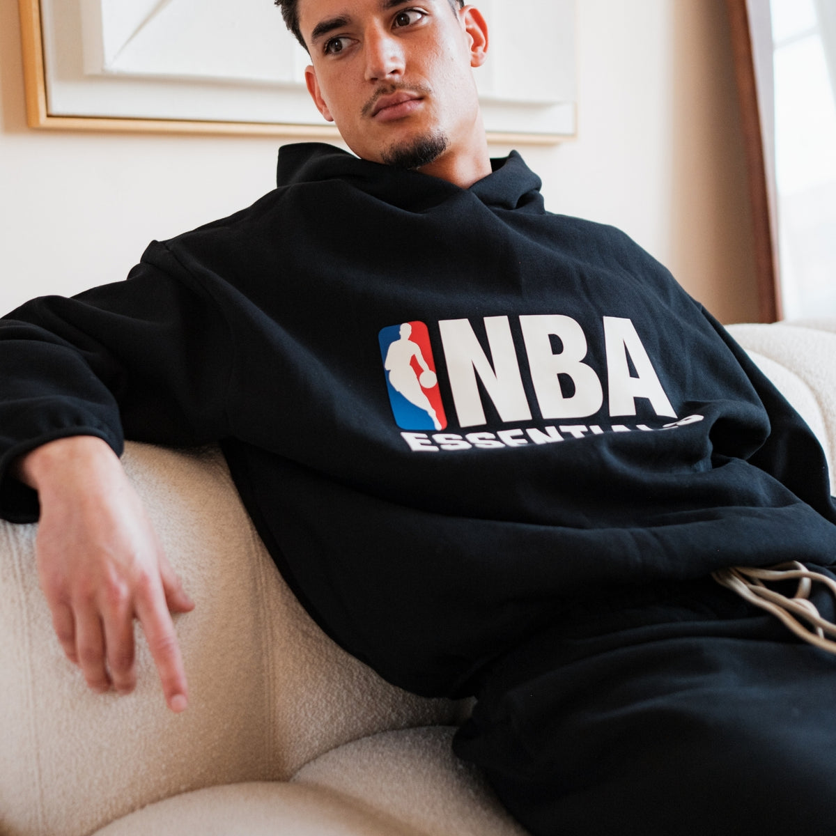 Fear of God Essentials NBA Black White Full set, detailfoto: NBA ESSENTIALS logo op zwarte hoodie met geborduurd embleem