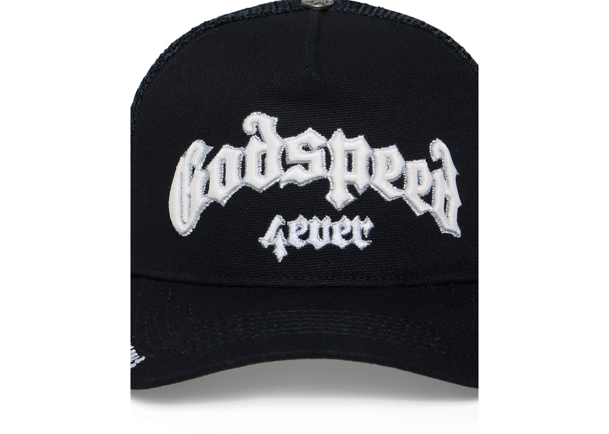 Godspeed GS Forever Trucker Hat OG, driekwart aanzicht met witte geborduurd branding op zwart