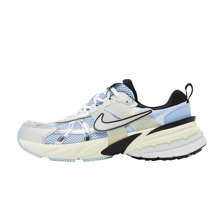 Nike V2K Run Psychic Blue, zijaanzicht met lichtblauw mesh, beige en zwart accenten, dik zoolprofiel