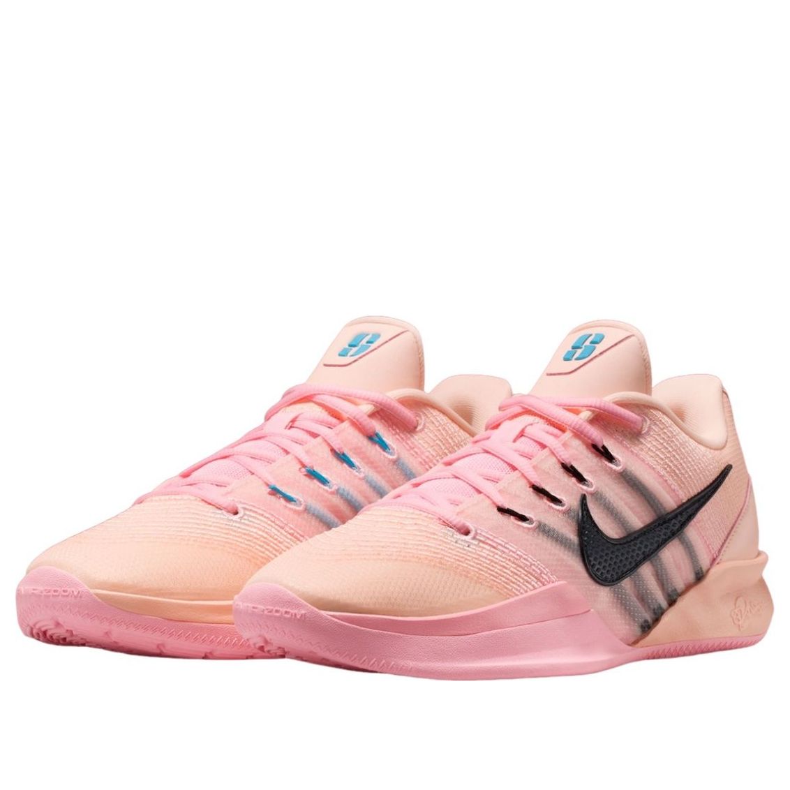 Nike Sabrina 3 Twin paar samen bovenaanzicht met roze veters en grijze stiksels op neus