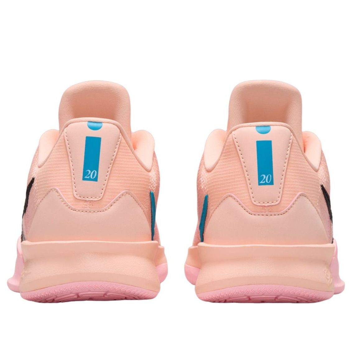 Nike Sabrina 3 Twin achteraanzicht met roze zool, blauw en zwart branding, nummer 20