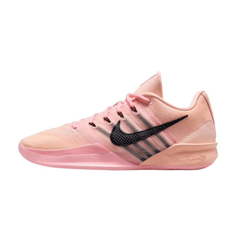 Nike Sabrina 3 Twin zijaanzicht met roze textiel, zwart Swoosh-logo en grijze stiksels