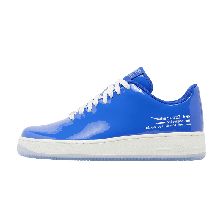 Nike Air Force 1 Low .SWOOSH 404 Error zijaanzicht, glanzend blauw patent leer met witte veters en crème zool