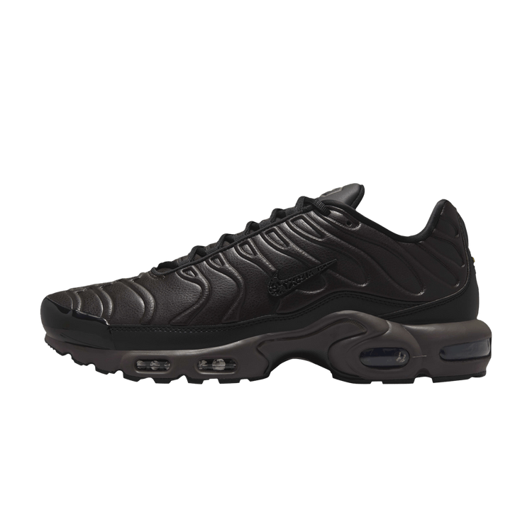 Nike Air Max Plus Premium Paris, zijaanzicht, zwarte sneaker met gebobbelde bovenwerk en Air Max zoolunit