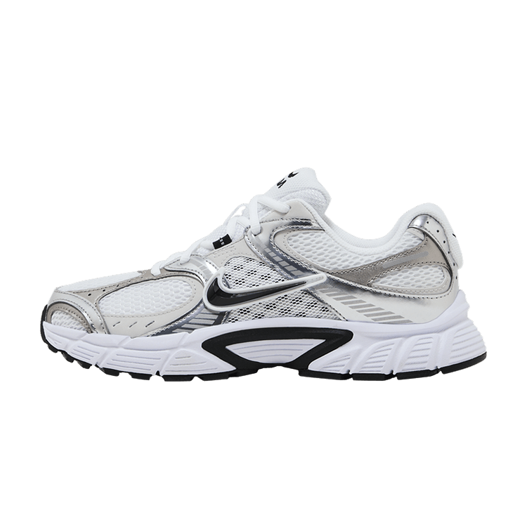 Nike V5 RNR White Vast Grey College Grey Black, zijaanzicht met wit mesh, grijze accenten en zwart logo, dikke witte zool