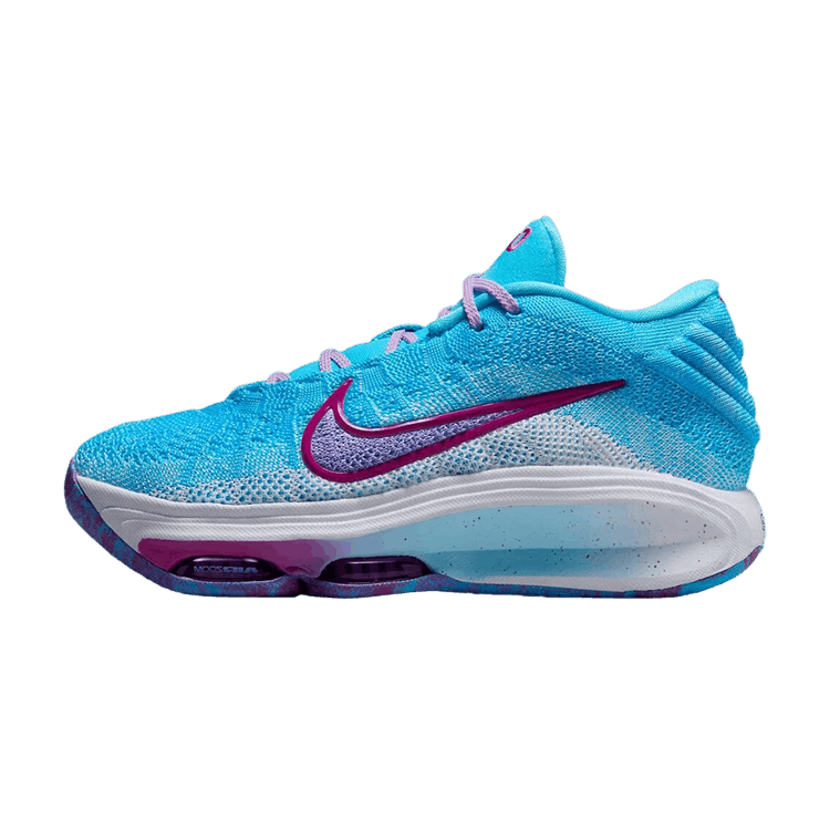 Paige Bueckers x Nike Air Zoom GT Hustle 3 'Be You, Be Great!' zijaanzicht, turquoise mesh met roze swoosh en wit/paars zool