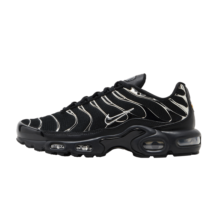 Nike Air Max Plus SE Black Chrome, zijaanzicht met zwart mesh, witte swoosh en golfpatroon