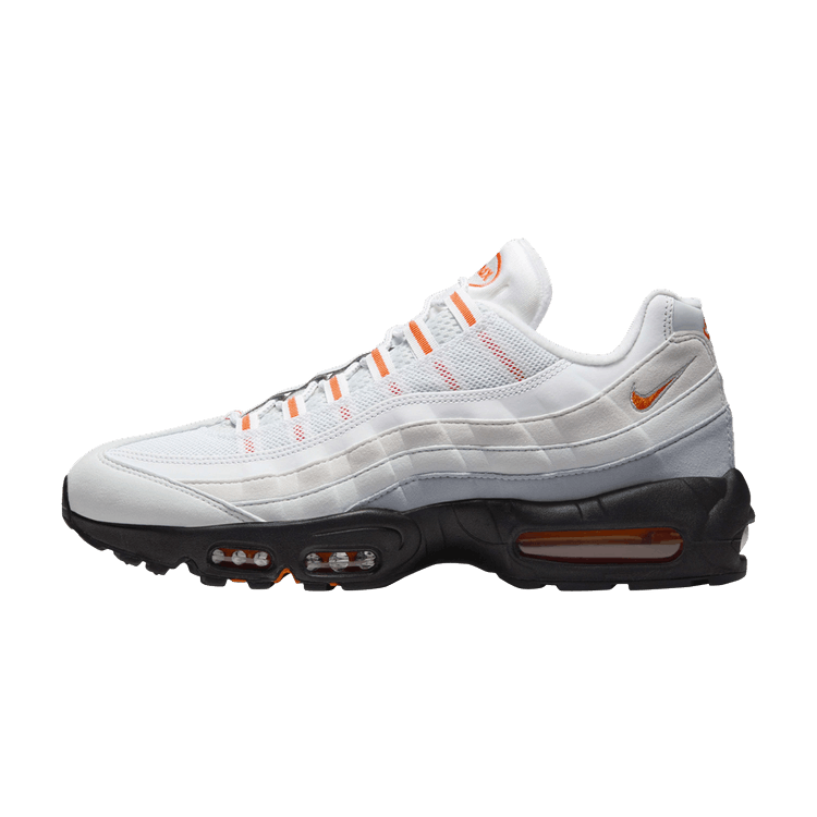 Nike Air Max 95 Wolf Grey Safety Orange Pure Platinum, zijaanzicht met wit leer, oranje accenten en zwart Air Max zool