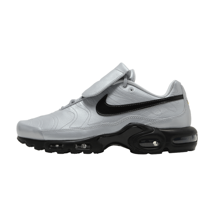 Nike Air Max Plus Tiempo Wolf Grey Black, zijaanzicht met wit leren bovenwerk, zwart Swoosh-logo en zwarte Air Max-zool
