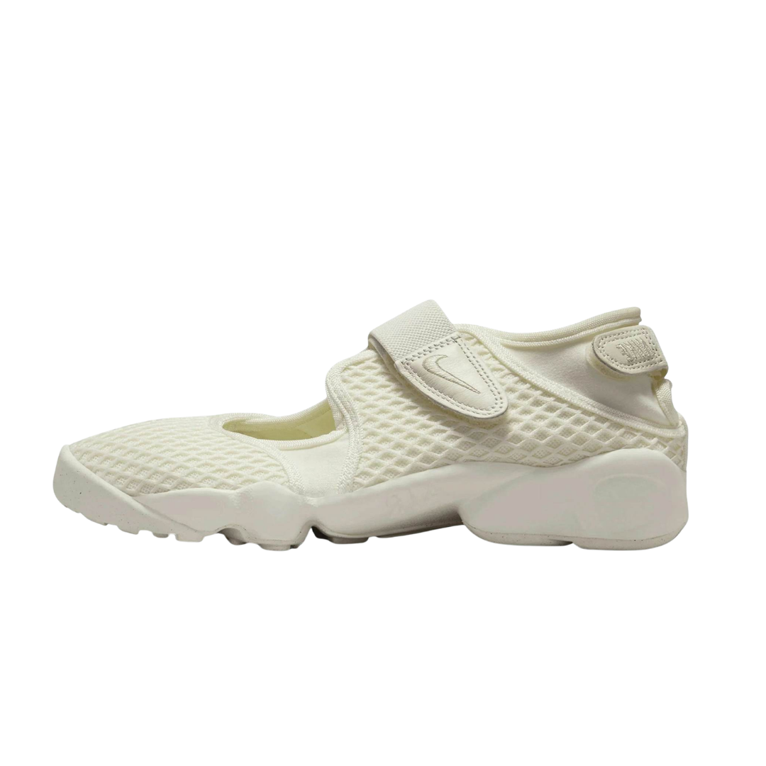 Nike Air Rift Sail zijaanzicht, witte mesh met gestructureerde zool en velcro-sluiting