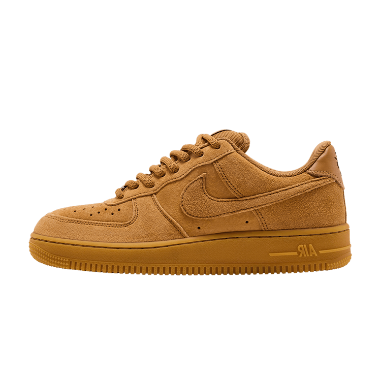 Nike Air Force 1 Low SB Flax zijaanzicht, volledig suèdeleer in caramel, geribde zool, Nike-logo op hiel